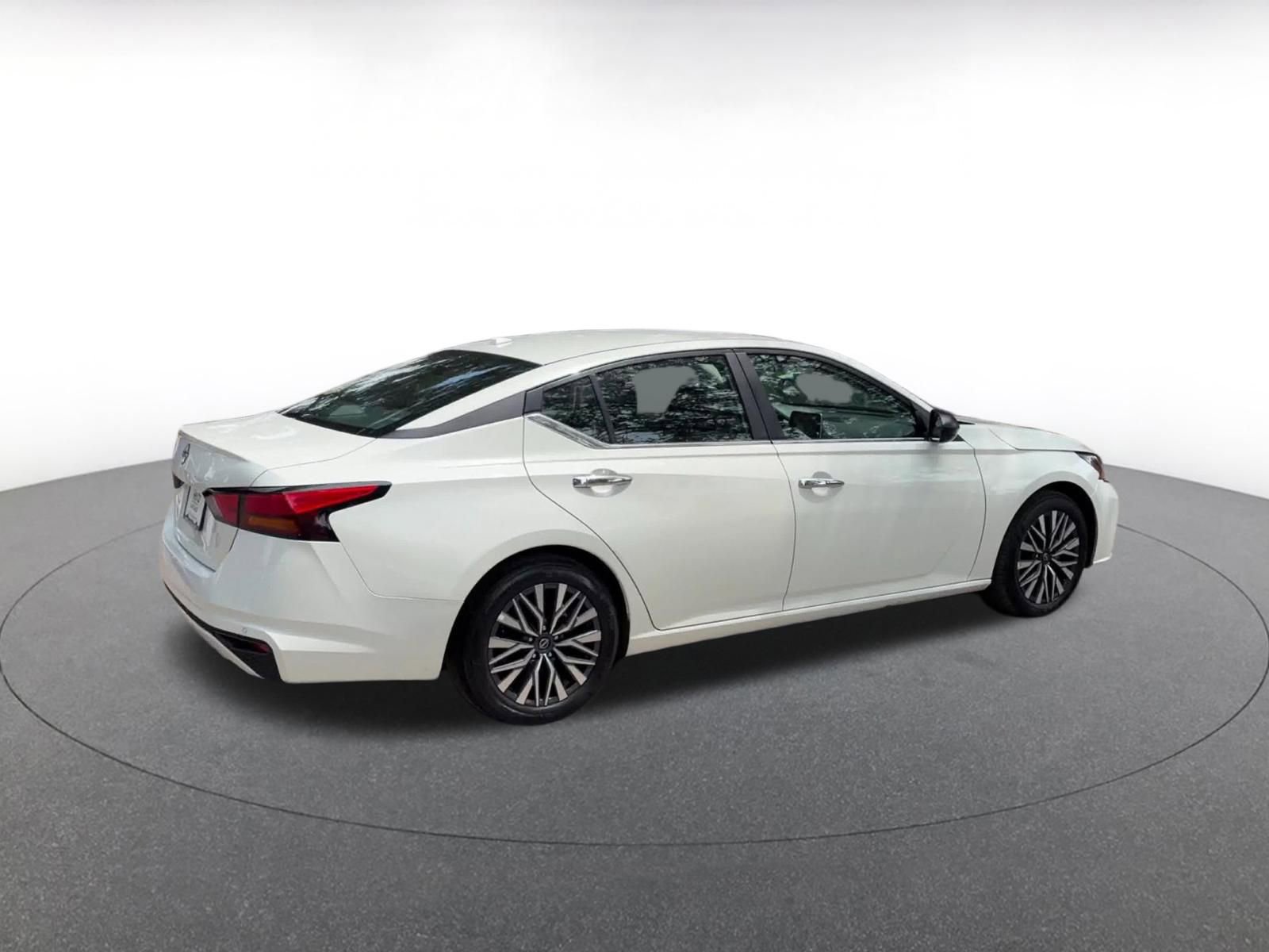 Used 2025 Nissan Altima 2.5 SV FWD image 15
