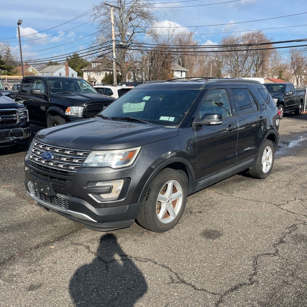 Used 2016 Ford Explorer XLT w/ Equipment Group 202A image 2