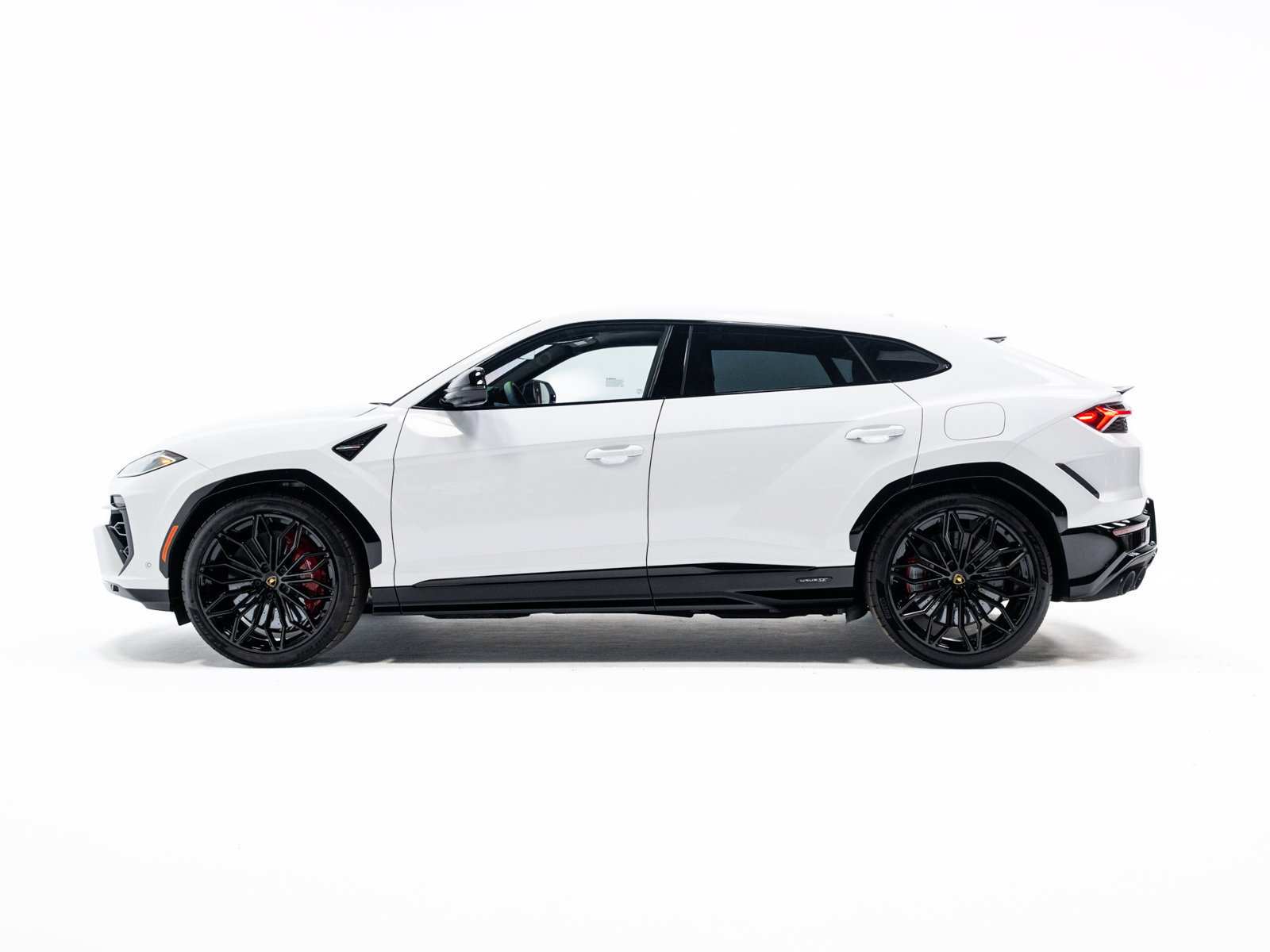 Used 2025 Lamborghini Urus SE AWD/4WD image 2