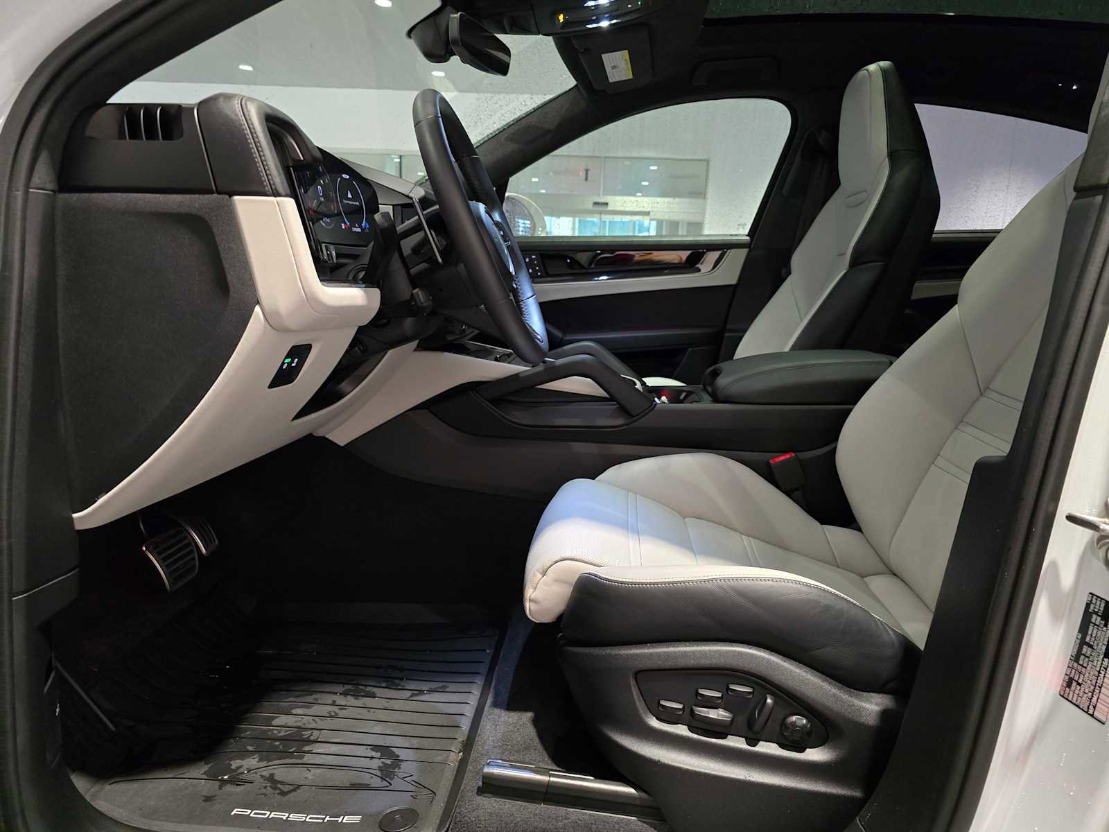 Used 2025 Porsche Cayenne Turbo AWD/4WD image 23