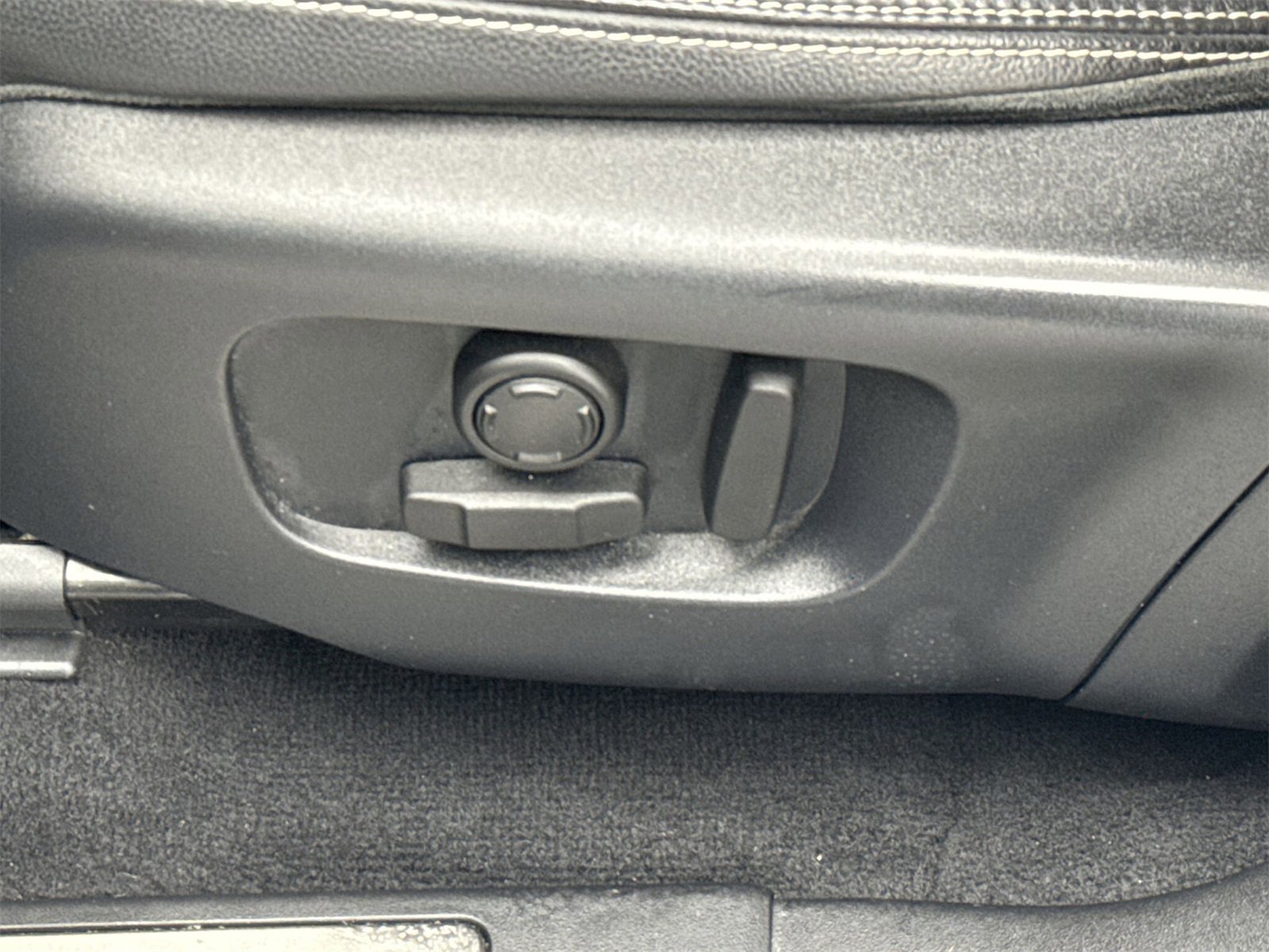 Used 2020 Land Rover Discovery Sport SE R-Dynamic image 16