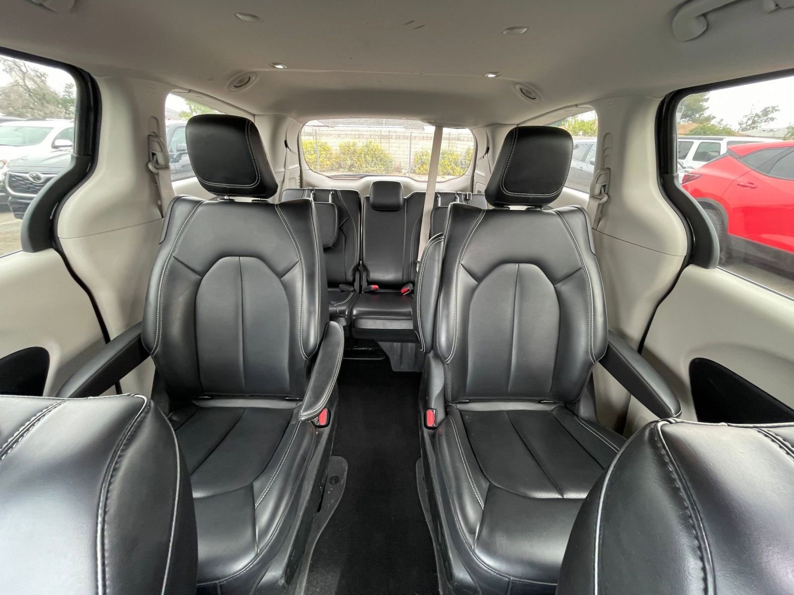 Used 2023 Chrysler Pacifica Touring-L image 41