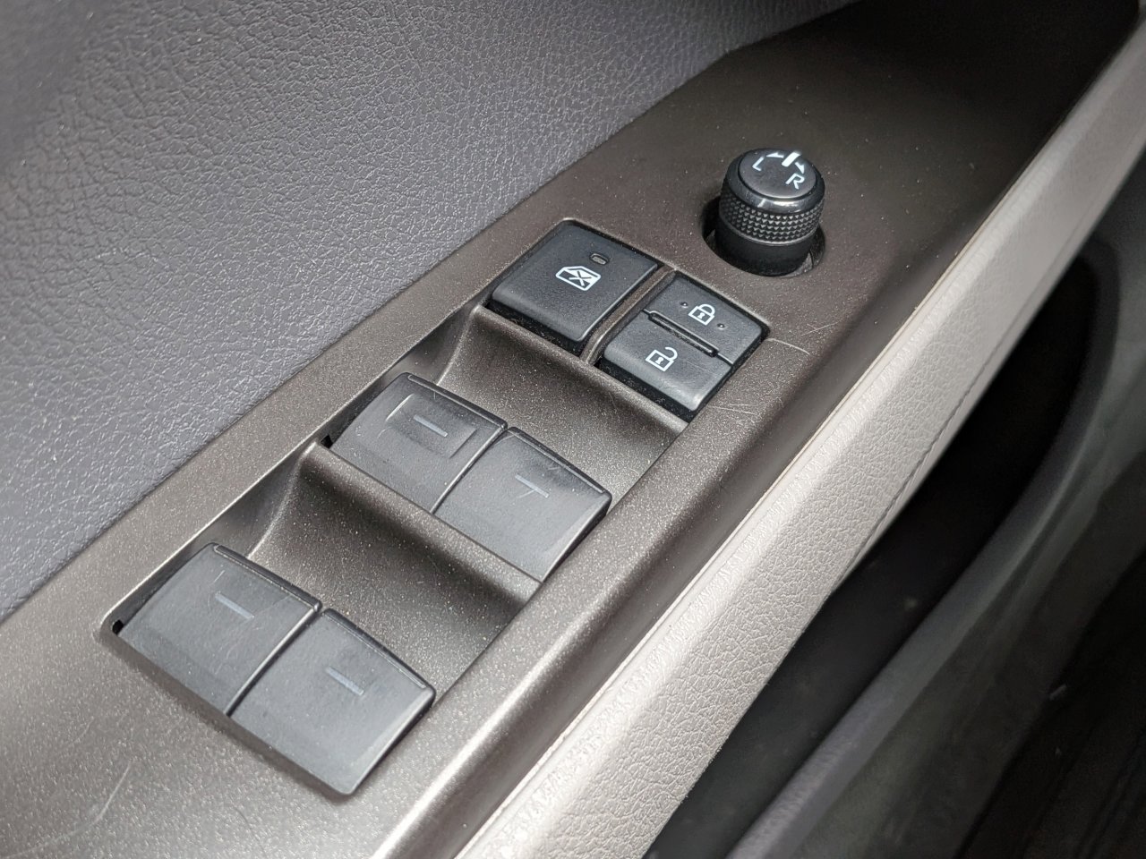 Used 2021 Toyota Camry LE w/ Carpet Mat Package (TMS) AWD/4WD image 25
