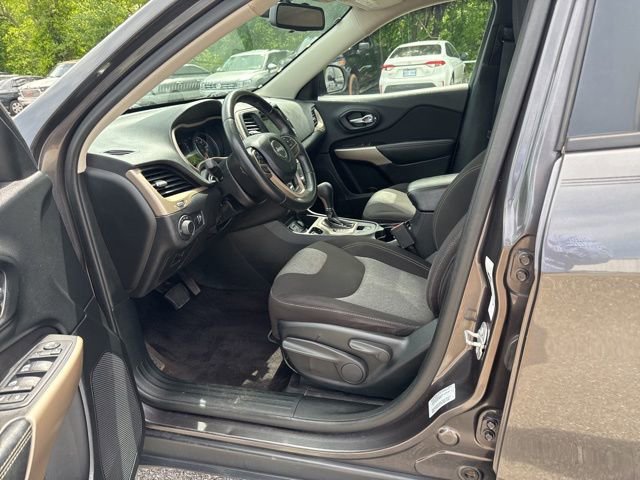 Used 2017 Jeep Cherokee Sport image 7