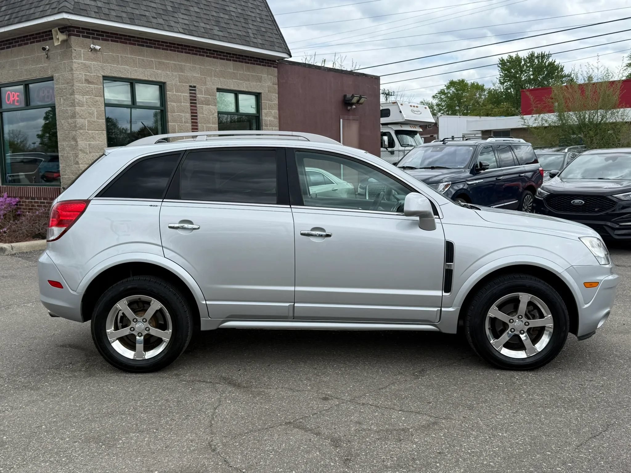 Used 2012 Chevrolet Captiva Sport LT FWD image 4