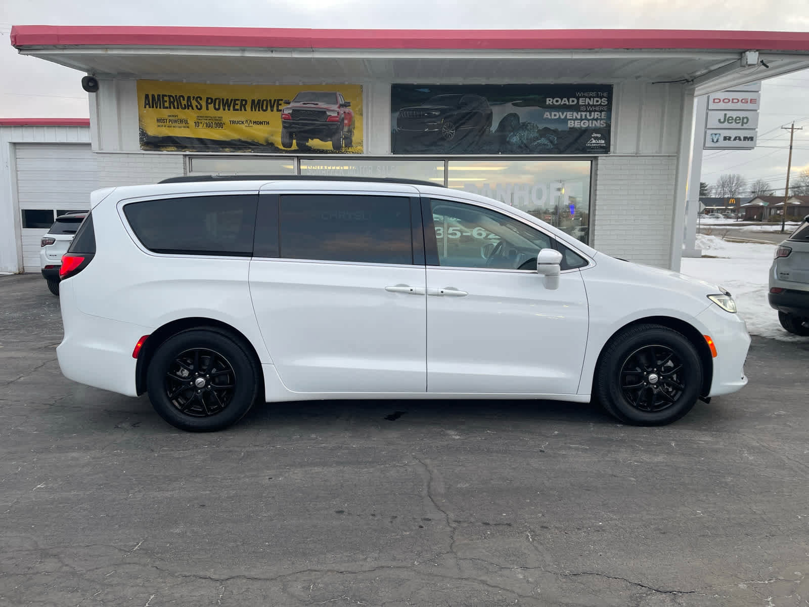 Used 2022 Chrysler Pacifica Touring-L image 2