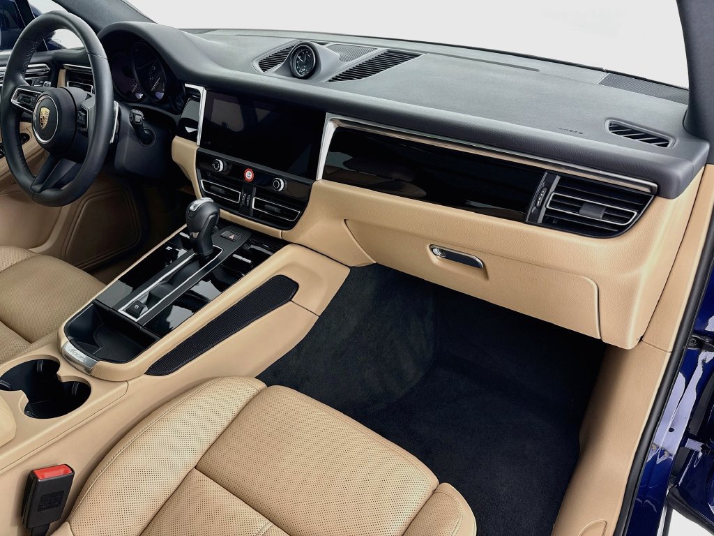 Certified 2025 Porsche Macan AWD/4WD image 30