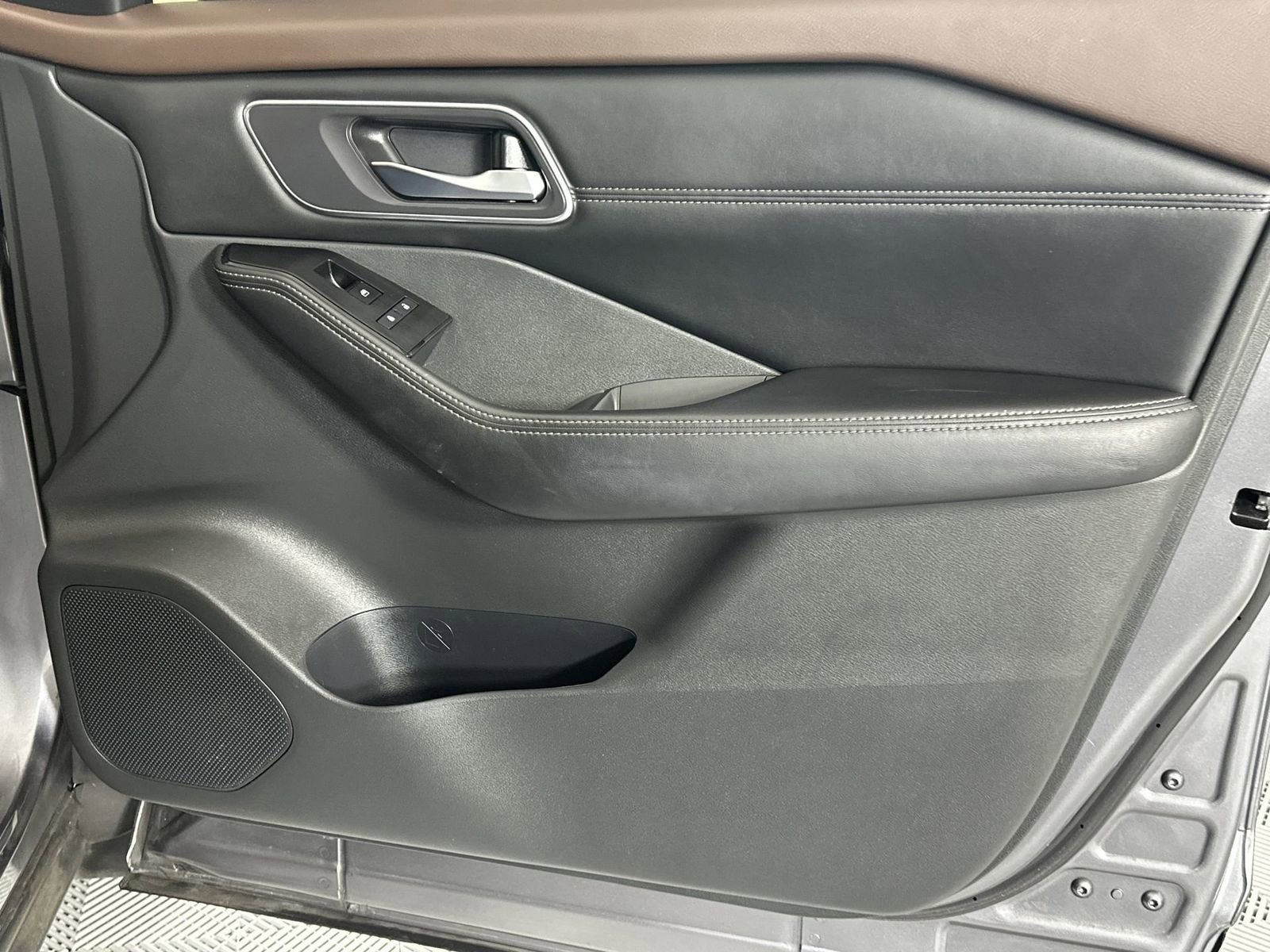 Used 2021 Nissan Rogue SV w/ Premium Package image 29