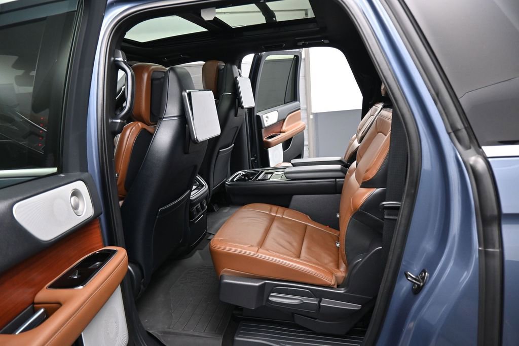 Used 2023 Lincoln Navigator L Reserve AWD/4WD image 7