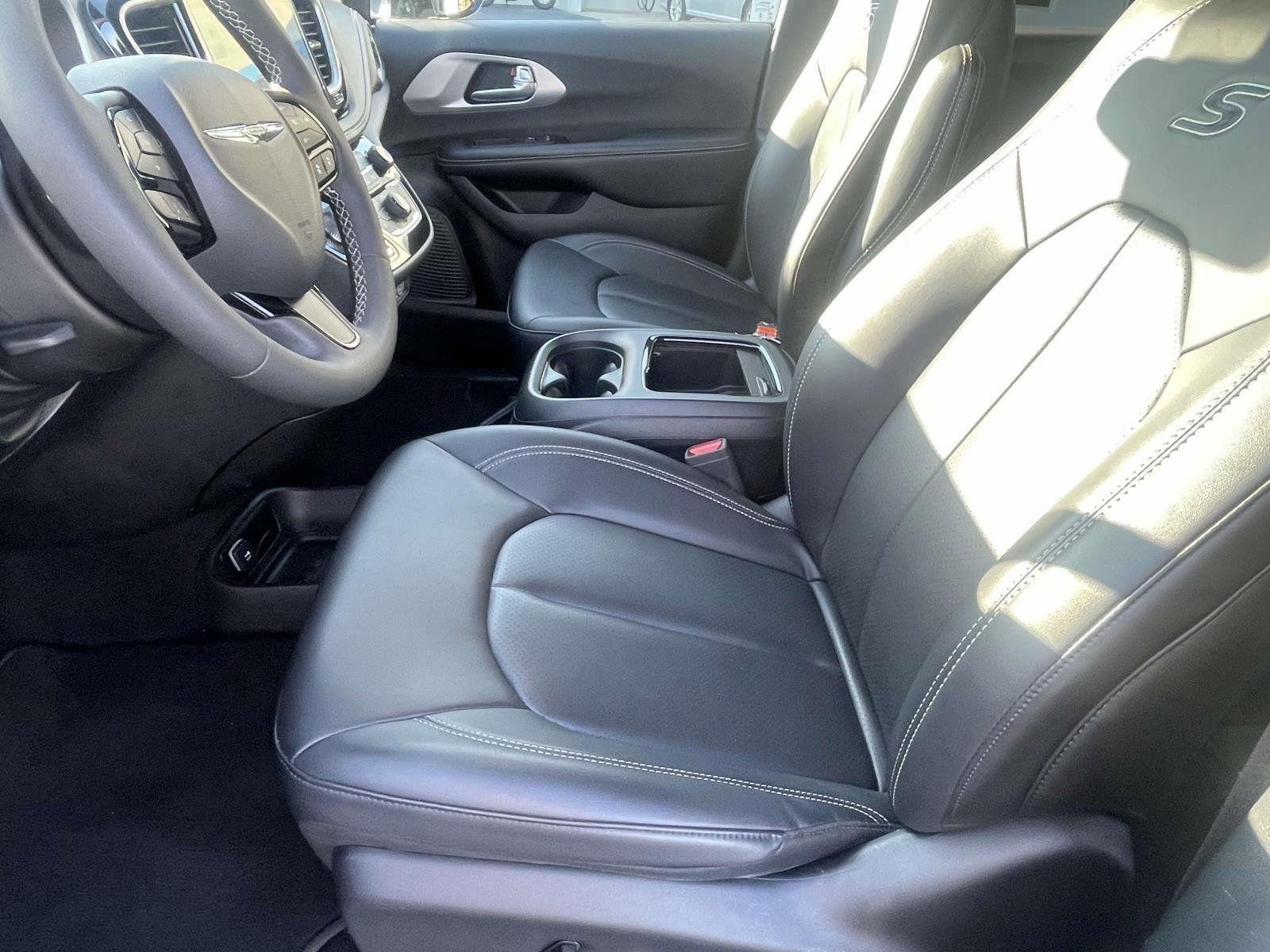 Certified 2024 Chrysler Pacifica Limited image 10