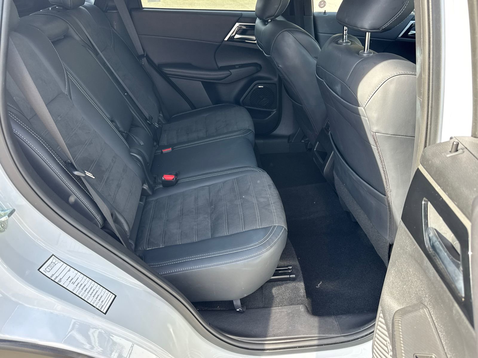 Used 2025 Mitsubishi Outlander SE image 15