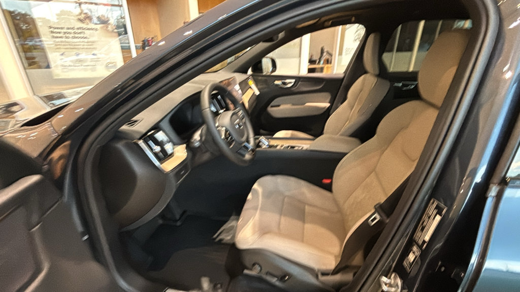 New 2027 Volvo XC60 B5 Plus AWD/4WD image 23