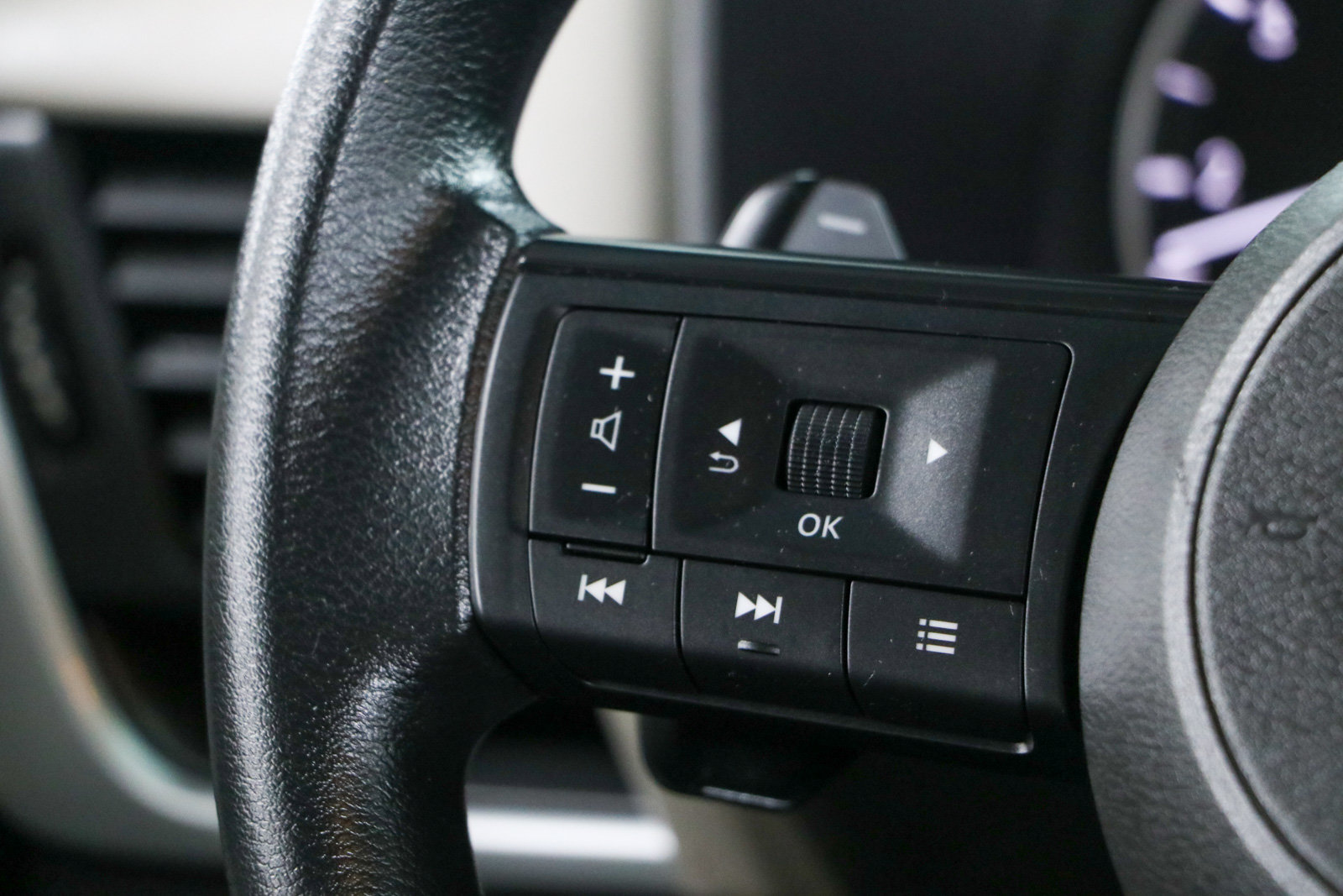 Used 2024 Nissan Rogue SV FWD image 13