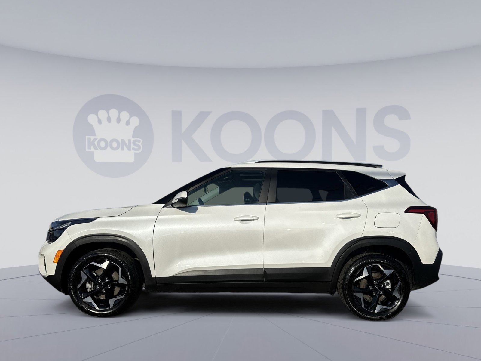 Used 2024 Kia Seltos EX image 2