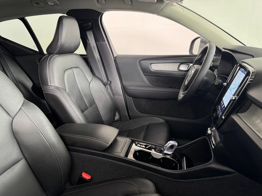 Certified 2024 Volvo XC40 B5 Plus w/ Climate Package AWD/4WD image 2