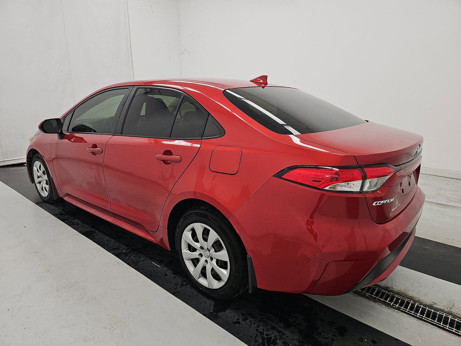 Used 2021 Toyota Corolla LE image 3