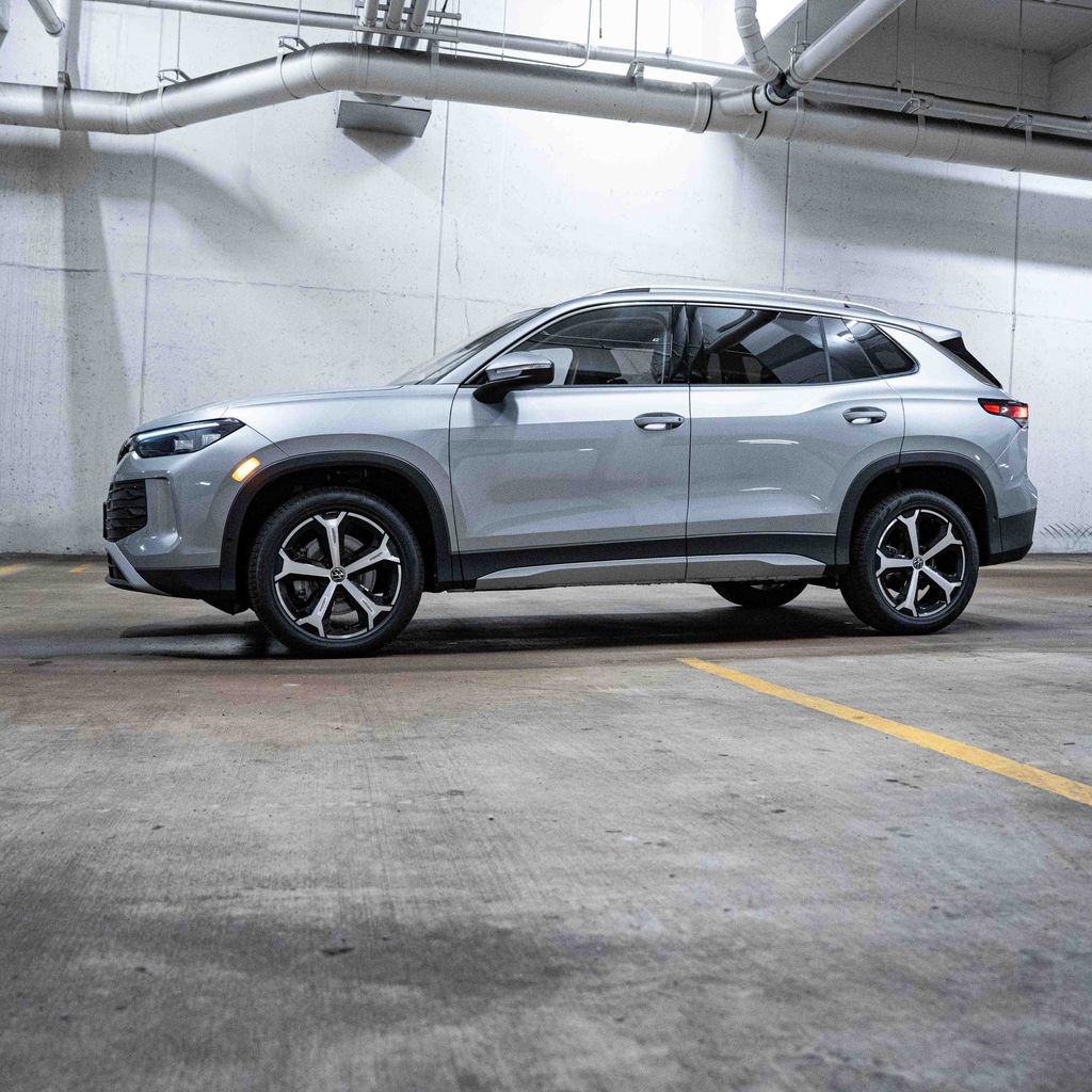 New 2026 Volkswagen Tiguan SE FWD image 3