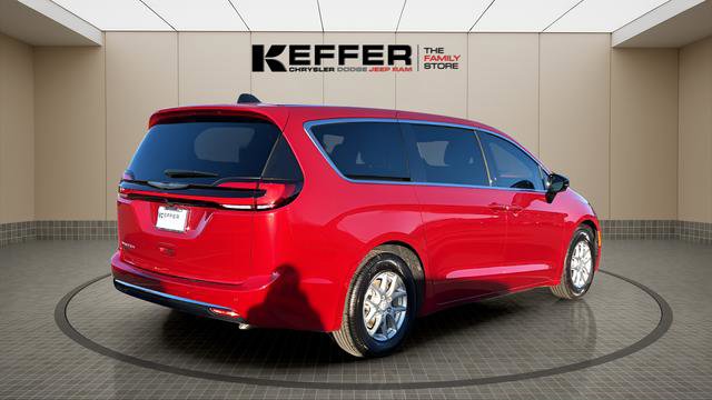 New 2026 Chrysler Pacifica Select image 5