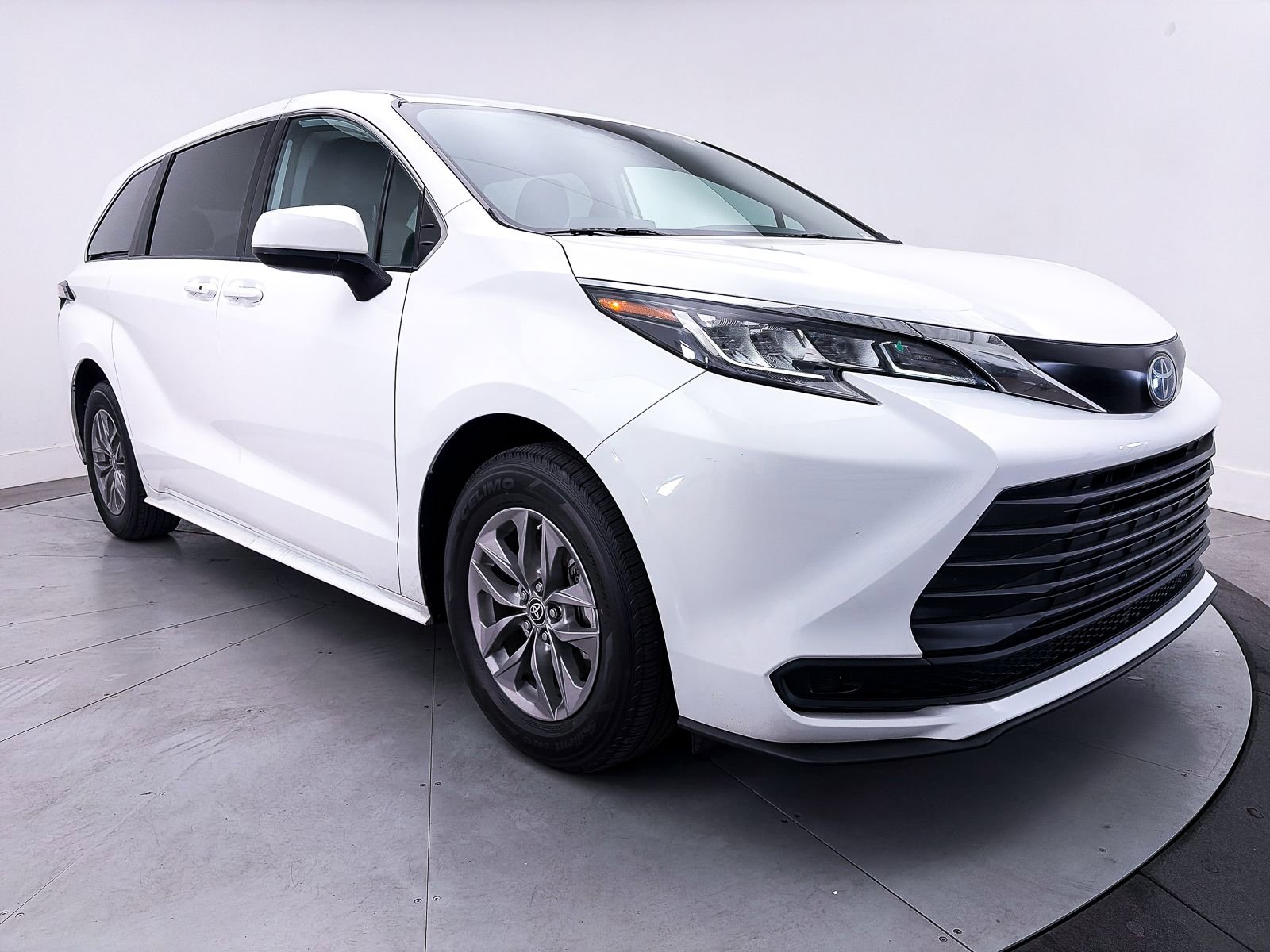 Used 2022 Toyota Sienna LE FWD image 9