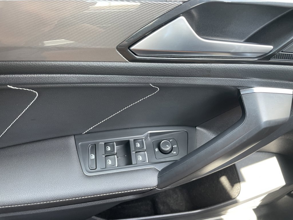 Used 2023 Volkswagen Tiguan SE R-Line image 28