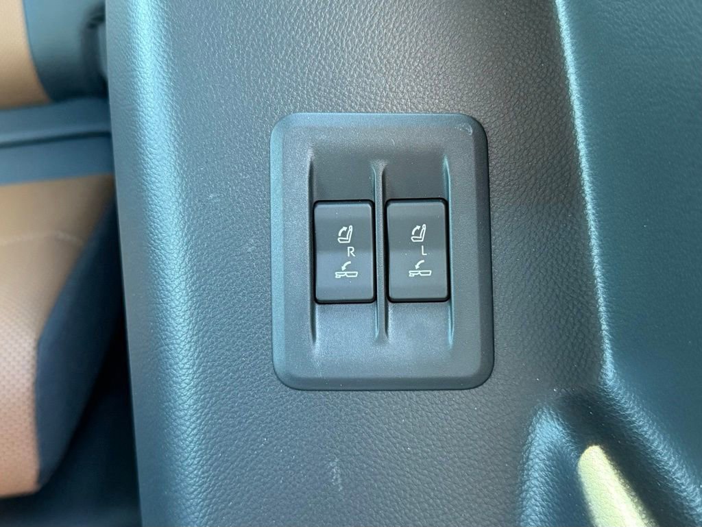 Used 2025 Lexus GX 550 w/ Accessory Package (2T) AWD/4WD image 44