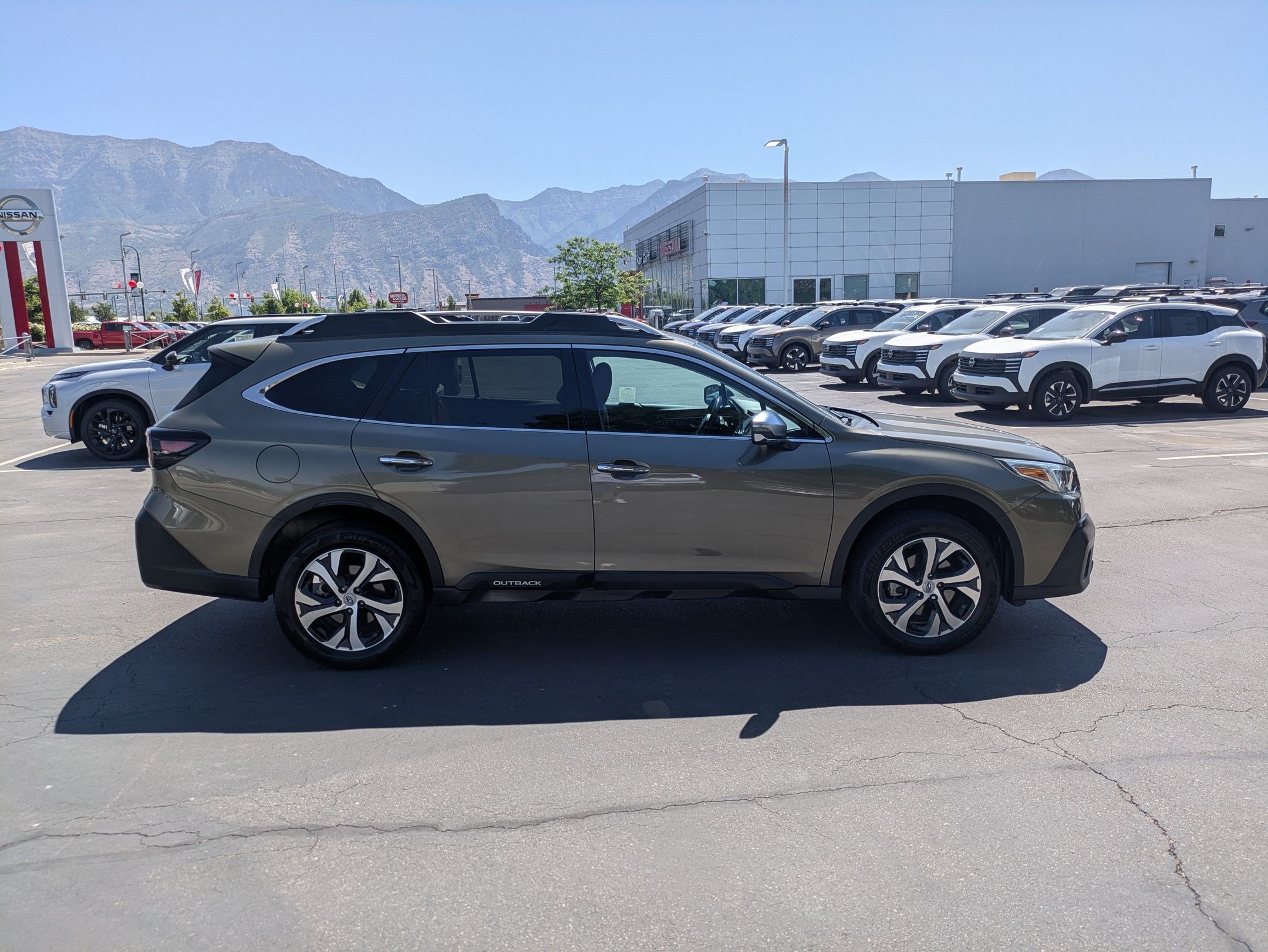 Used 2022 Subaru Outback Touring w/ Tech Package 2 AWD/4WD image 2