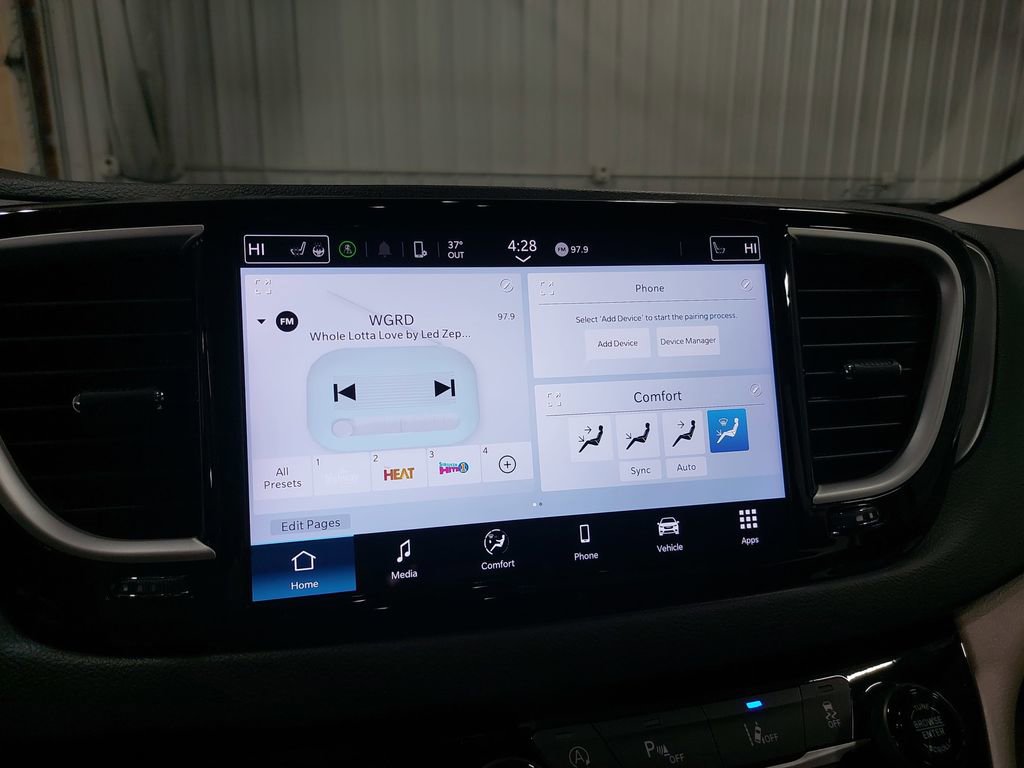 Used 2024 Chrysler Pacifica Touring-L image 21