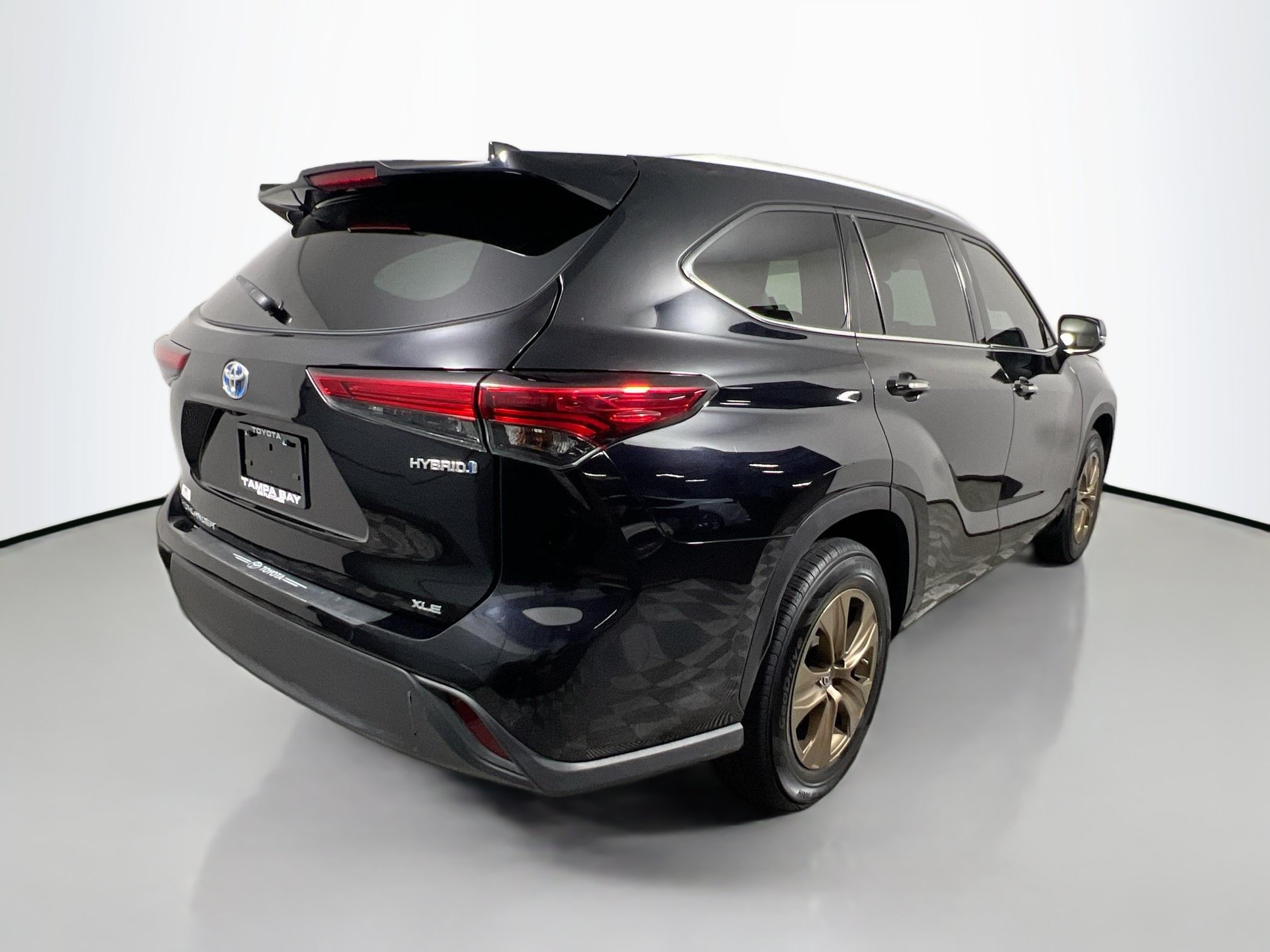 Used 2022 Toyota Highlander Bronze Edition FWD image 4