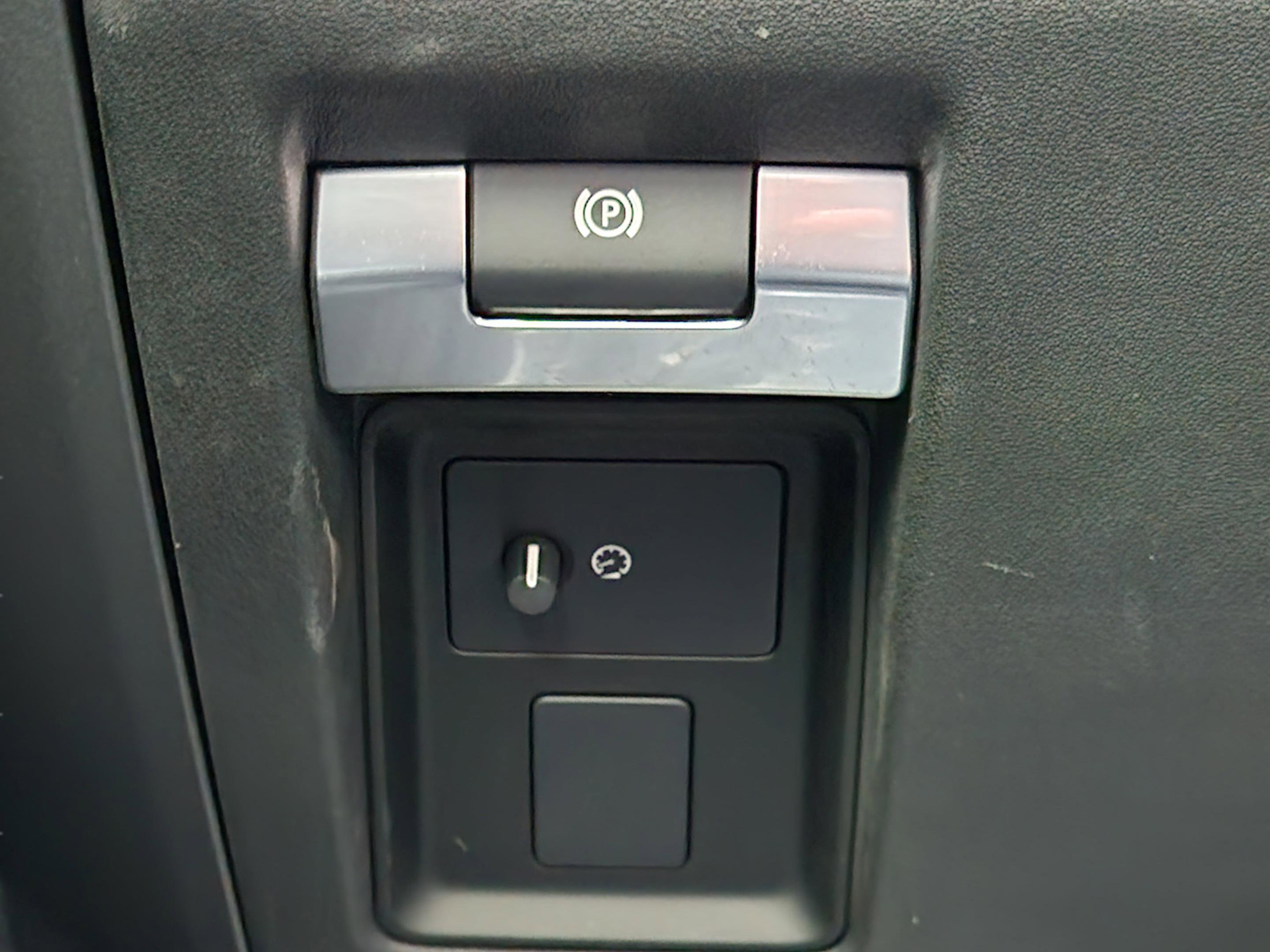 Certified 2025 Land Rover Defender 110 S image 22