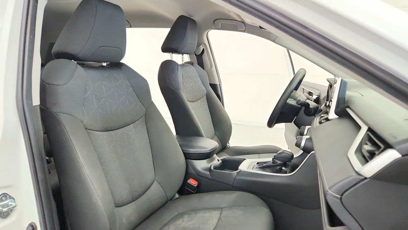 Used 2024 Toyota RAV4 XLE FWD image 31