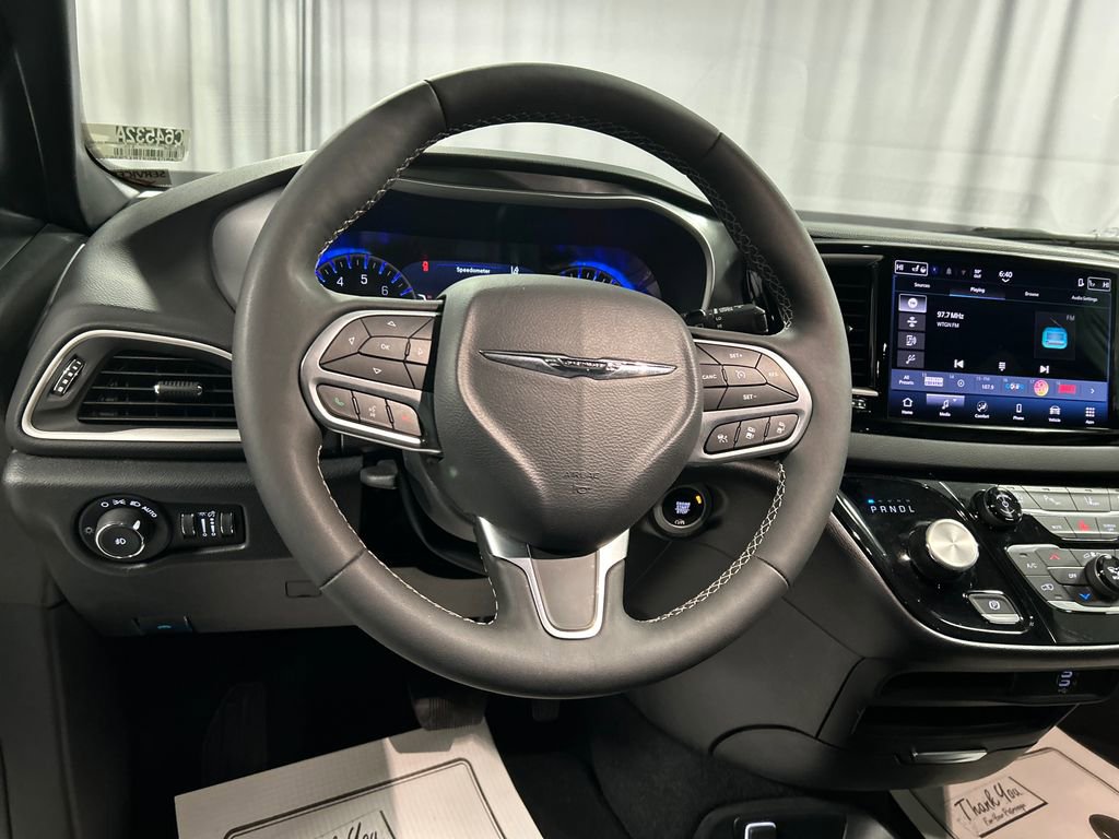 Used 2026 Chrysler Pacifica Select image 14
