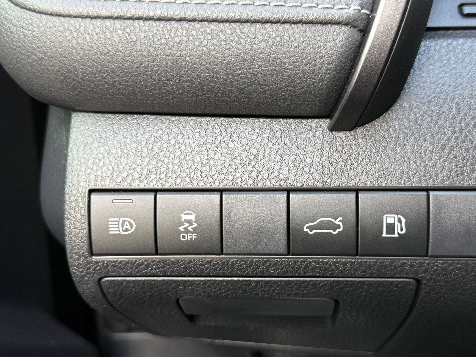 Used 2018 Toyota Camry SE w/ Protection Package (Q2) FWD image 16