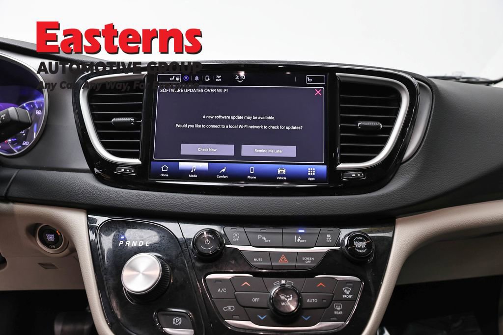 Used 2023 Chrysler Pacifica Touring-L FWD image 12