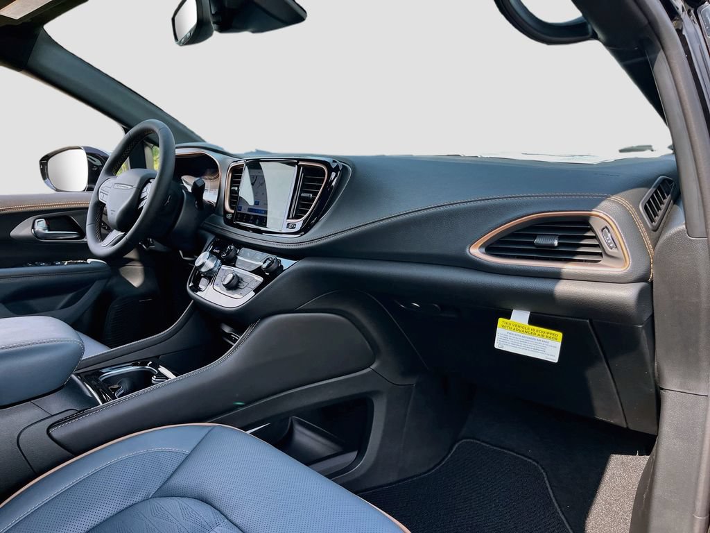 New 2027 Chrysler Pacifica Pinnacle w/ Theater Group FWD image 33