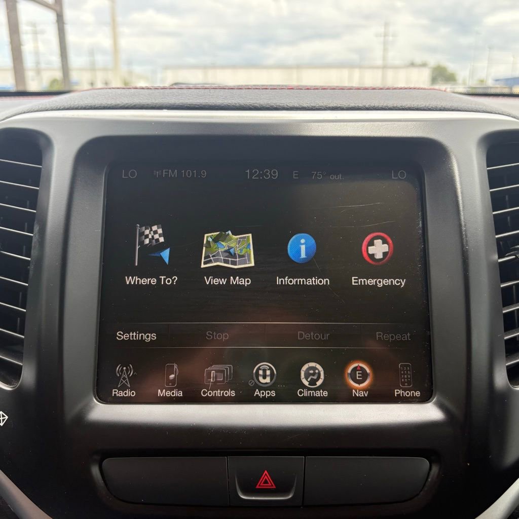 Used 2017 Jeep Cherokee Trailhawk w/ Comfort/Convenience Group AWD/4WD image 21