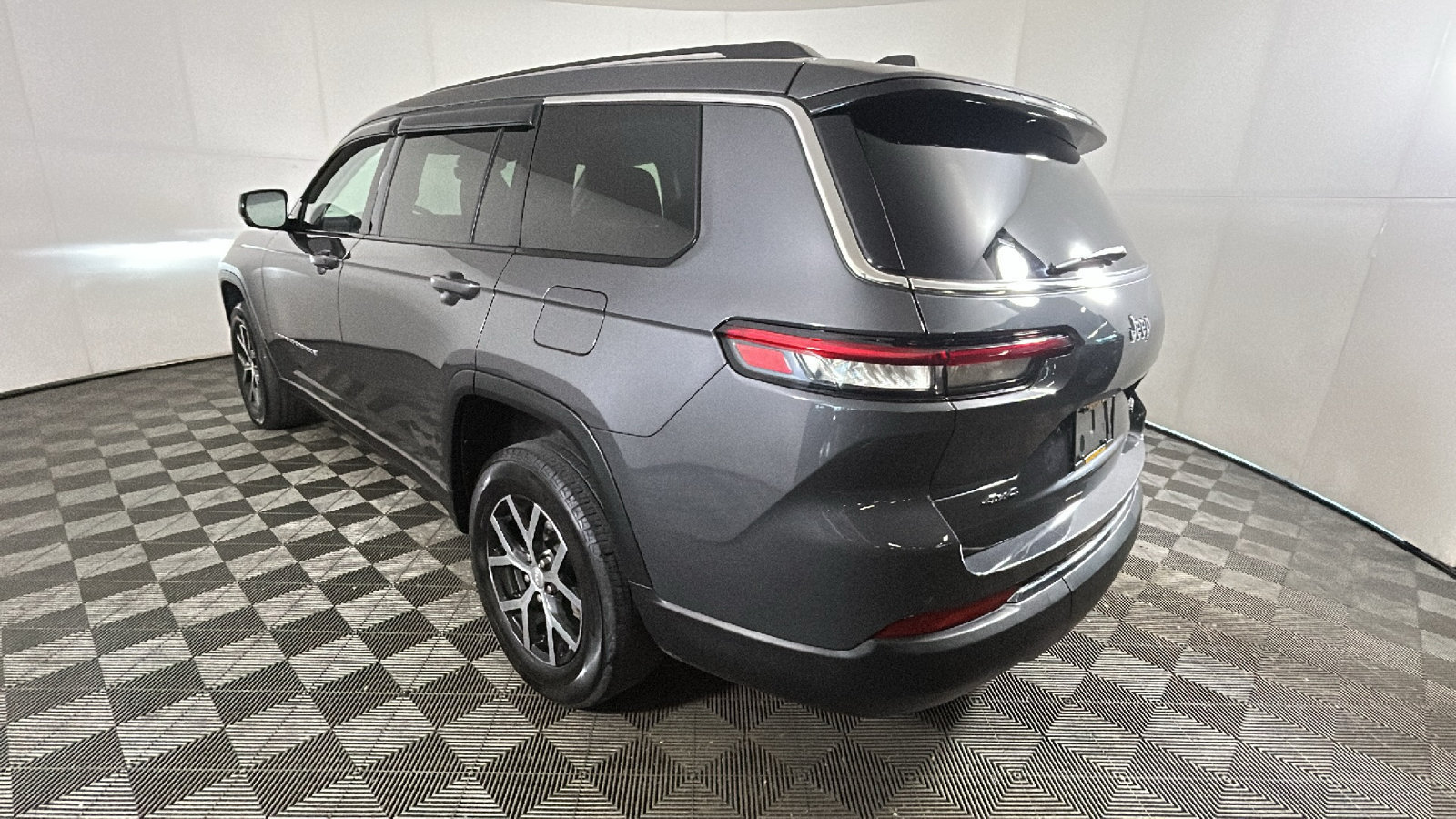 Used 2023 Jeep Grand Cherokee L Limited AWD/4WD image 5