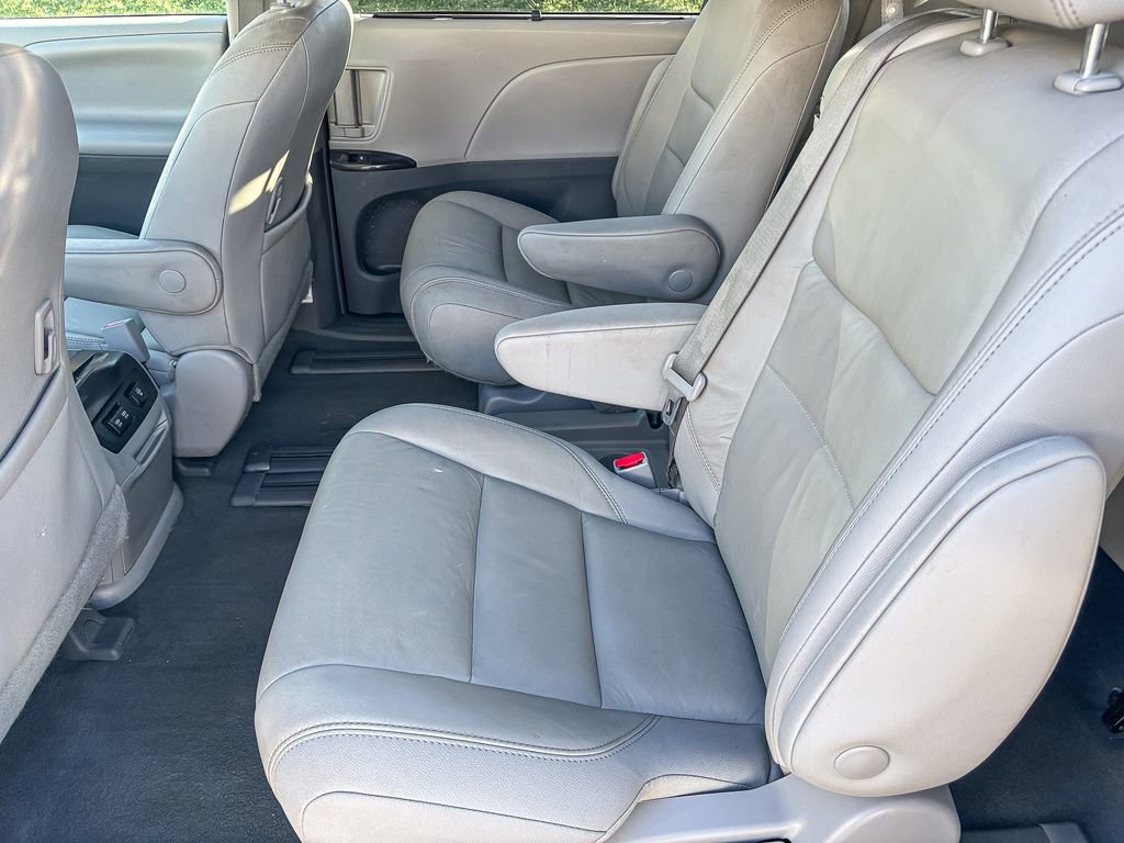 Used 2019 Toyota Sienna XLE image 42