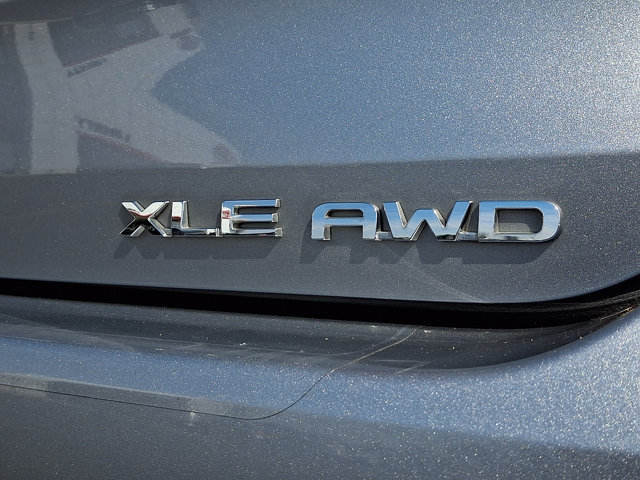 Used 2021 Toyota Highlander XLE AWD/4WD image 32