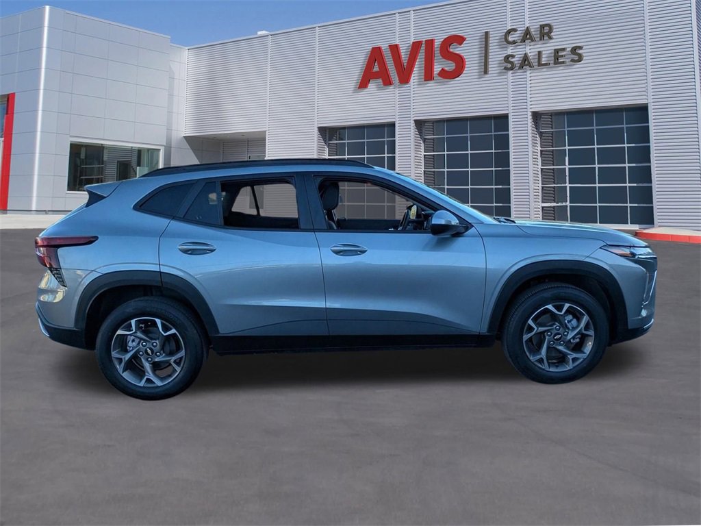 Used 2025 Chevrolet Trax LT w/ LT Convenience Package image 5