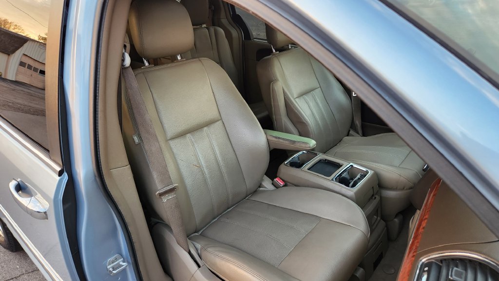 Used 2012 Chrysler Town & Country Touring-L w/ Entertainment Group #2 FWD image 39