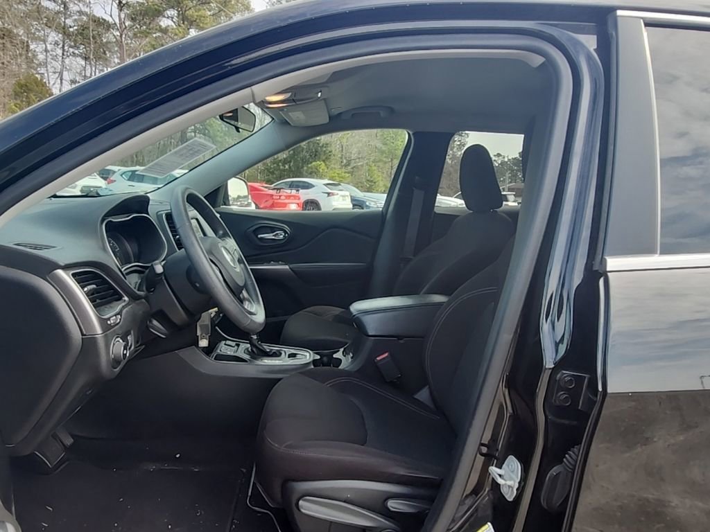 Certified 2019 Jeep Cherokee Latitude w/ Popular Appearance Group image 15