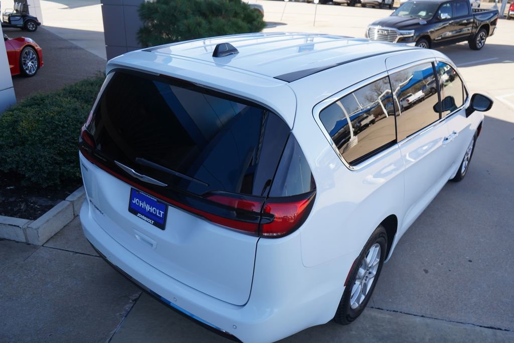 Used 2025 Chrysler Pacifica Select FWD image 13