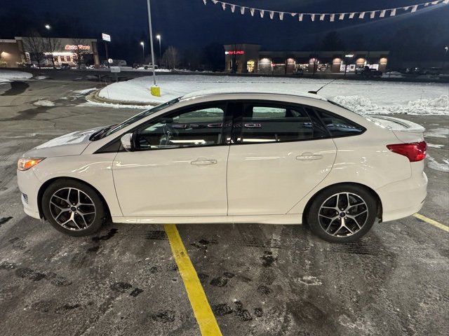 Used 2016 Ford Focus SE w/ SE Sport Package image 4