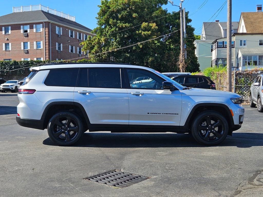 Used 2021 Jeep Grand Cherokee L Laredo image 3