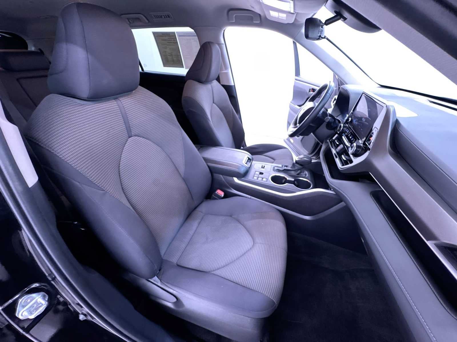 Used 2025 Toyota Highlander LE FWD image 34