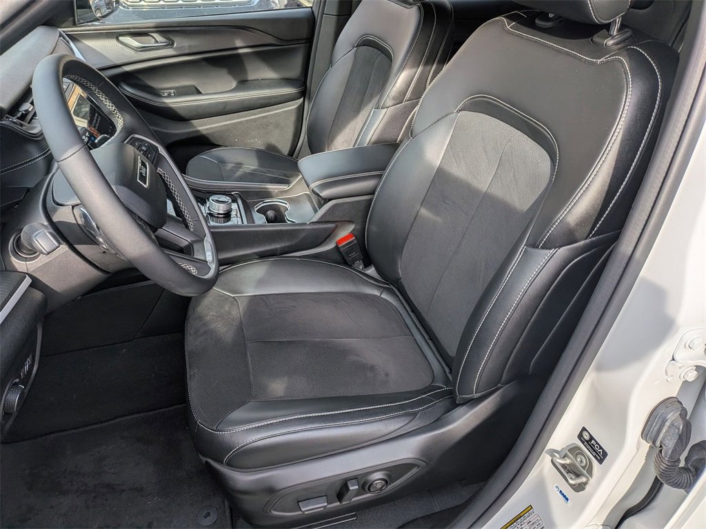 Certified 2024 Jeep Grand Cherokee Altitude image 19