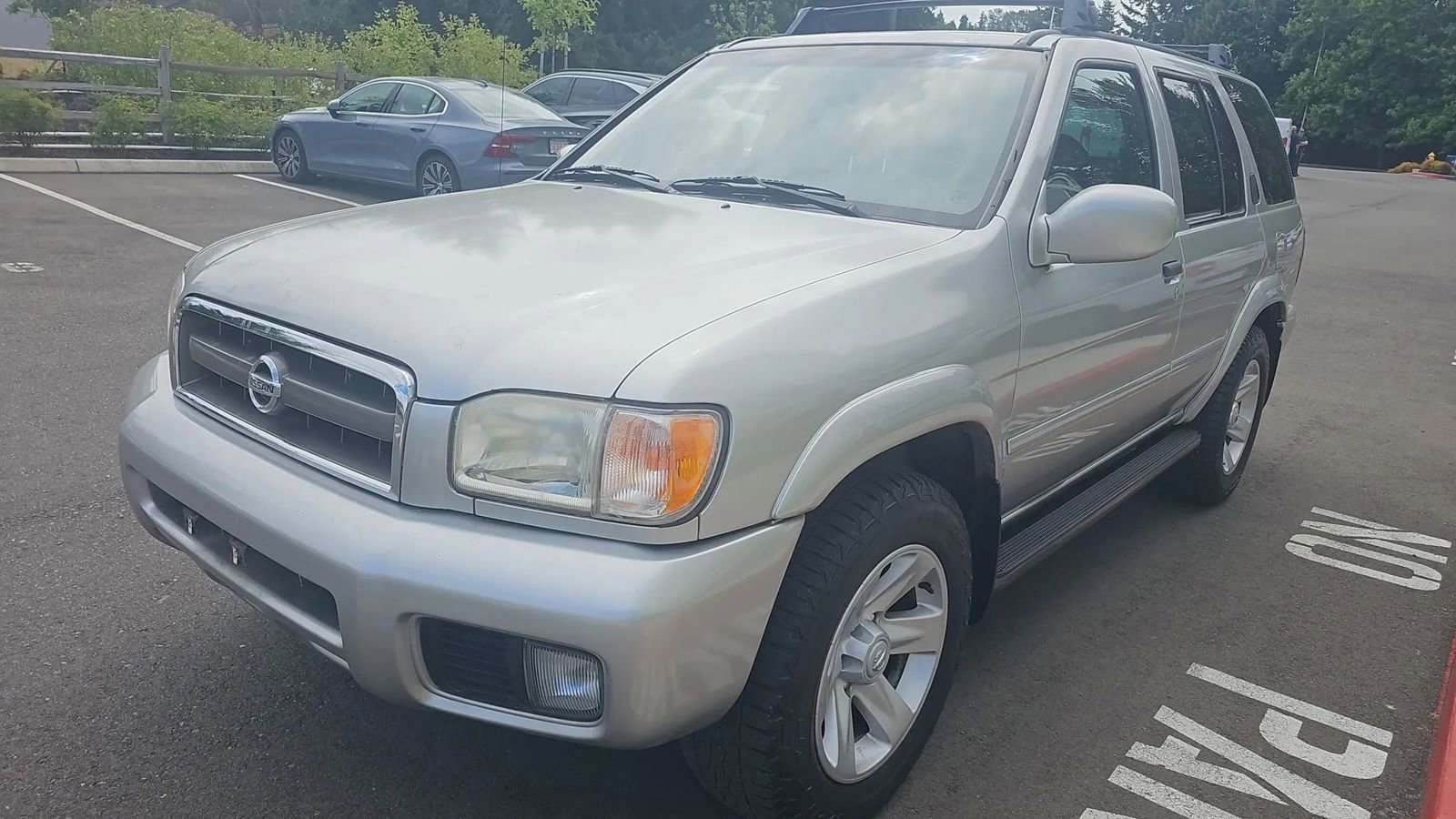 Used 2002 Nissan Pathfinder LE image 1