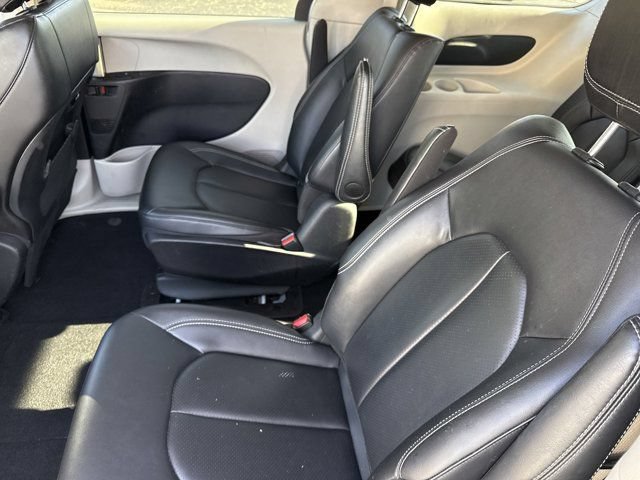 Used 2024 Chrysler Pacifica Limited FWD image 18