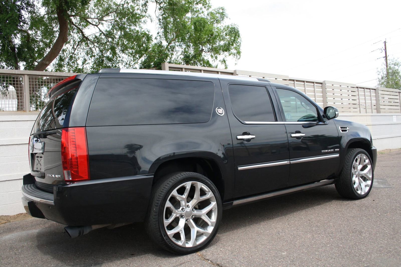 Used 2010 Cadillac Escalade ESV Platinum image 3