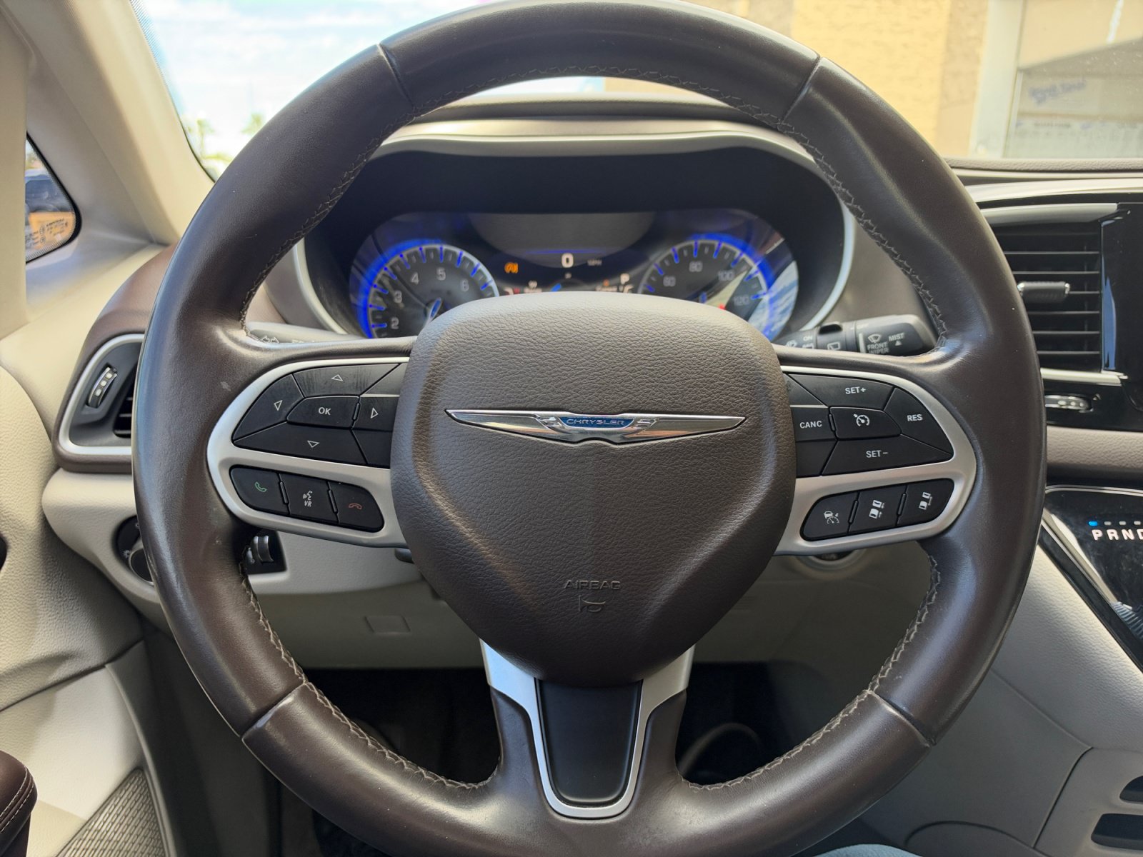 Used 2018 Chrysler Pacifica Touring-L w/ Advanced Safetytec Group FWD image 9